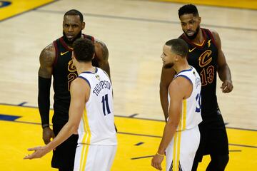 Discusión entre LeBron, Thompson, 'TT' y Curry. 