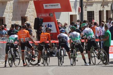Varios ciclistas conversan antes de la salida de la tercera etapa.