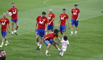 El hijo Sergio Ramos, Sergio JR, con Isco.