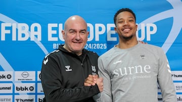 GRAFCAV5553. BILBAO, 01/04/2025.-El entrenador y el jugador del Surne Bilbao Basaket, Jaume Ponsarnau (i) y Melwin Pantzar, al inicio de la rueda de prensa previa al partido del miércoles en Miribilla ante el JDA Bourgogne Dijon, choque de vuelta de semifinales de la Copa Europa FIBA, en el Bilbao Arena. EFE/Luis Tejido