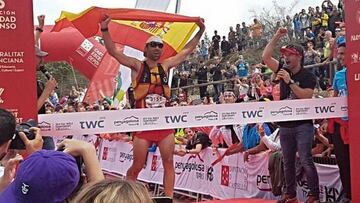 El ganador, en el momento de cruzar la línea de meta.