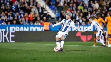 1-2. Juan Cruz, desde los once metros, lanza al lado izquierdo de Andriy Lunin superando su estirada.