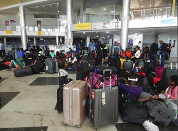 Los atletas que pasaron tres noches en el aeropuerto, en imágenes