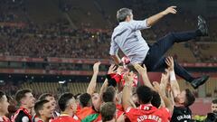 TOPSHOT - Athletic Bilbao's Spanish coach Ernesto Valverde is tossed in the air by players to celebrate their victory at the end of the Spanish Copa del Rey (King's Cup) final football match between Athletic Club Bilbao and RCD Mallorca at La Cartuja stadium in Seville on April 6, 2024. (Photo by Jaime REINA / AFP)