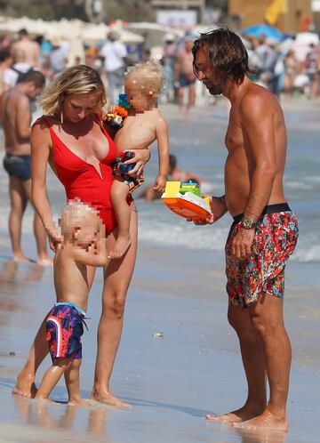 Pirlo y Valentina Baldini disfrutan de unos días de descanso junto a la familia en Ibiza.