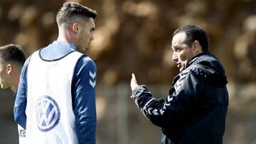 Oltra dialoga con Naranjo durante un entrenamiento.