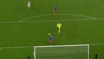 Osorio sufre con este papelón de su club en Europa League: es uno de los goles más insólitos del año