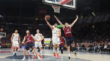 Facundo Campazzo, base del Madrid, lanza ante el Baskonia.
