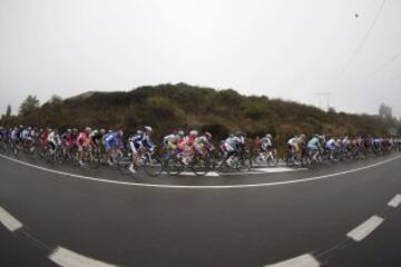 El pelotón, durante la carrera en línea de elite masculina en la última jornada de los Mundiales de ciclismo de Ponferrada (León). 
