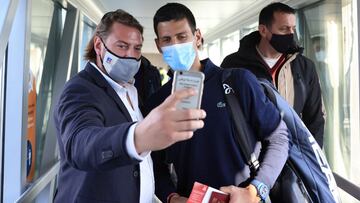 Un hombre se hace un selfi con Novak Djokovic tras su llegada al aeropuerto Nikola Tesla de Belgrado tras ser deportado de Australia.