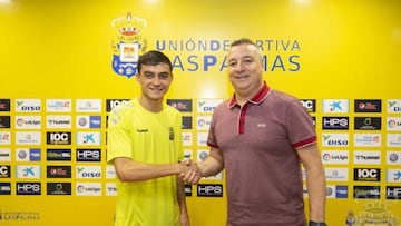 Pedri, en la firma de su contrato con Las Palmas junto a Miguel &Aacute;ngel Ram&iacute;rez