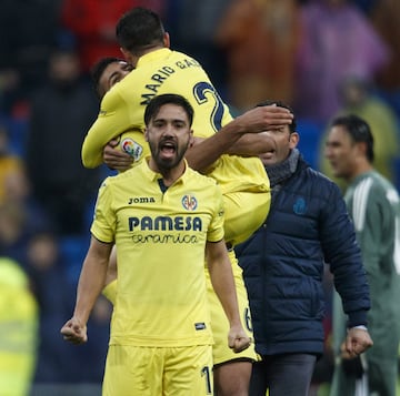 Los jugadores celebran el gol de Fornals.