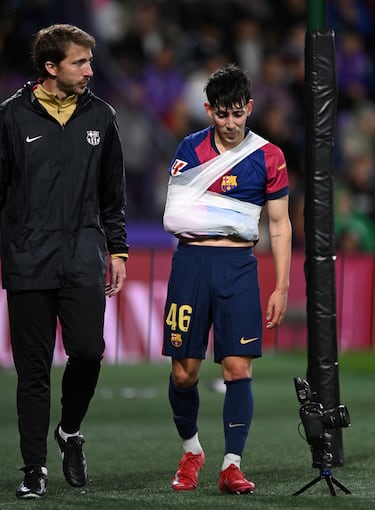 Una lástima. Se estrenó como titular ante el Valladolid, saliendo de una manera fulgurante y siendo un puñal por la banda derecha, pero una mala caída le dejó el hombro maltrecho y se tuvo que retirar del campo.