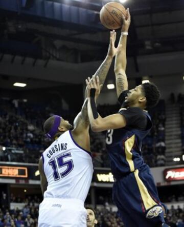 Anthony Davis lucha por el balón con DeMarcus Cousins.