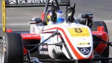 <b>UN GRAN DÍA. </b>Merhi celebra su título desde el monoplaza.