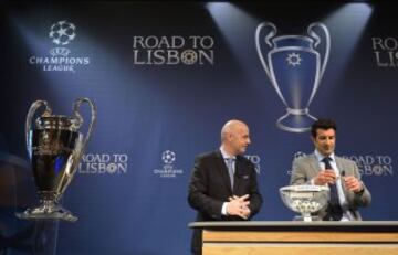 Secretario general Gianni Infantino y el embajador de la final en Lisboa, el ex internacional portugués Luis Figo durante en el sorteo de los cuartos de final de la Liga de Campeones de la UEFA en la sede de la UEFA en Nyon