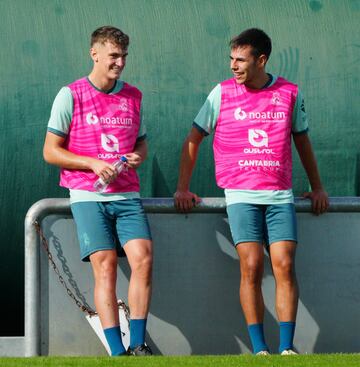 Con la defensa bajo mínimos, José Alberto ha convocado a Aitor Crespo y Carrascal, del Rayo Cantabria.