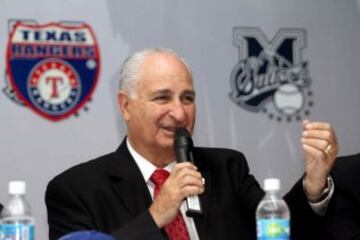 A los 12 años, era el jardín izquierdo del equipo de la Liga Industrial de Monterrey que ganó la Serie Mundial de Pequeñas Ligas en 1957, en Williamsport. Aquel mítico equipo fue el primero no-estadounidense en ganar la competencia. Tras la hazaña, incursionó en el béisbol profesional como propietario y presidente de los Sultanes de Monterrey.