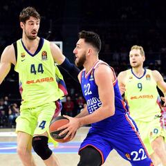 Micic adelanta al Efes en la serie ante un errático Barcelona