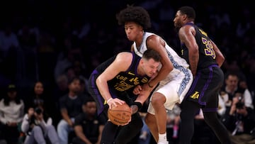 Luka Doncic y Jaylen Wells -