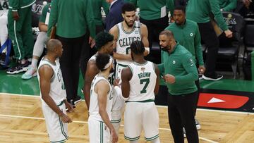 Boston Celtics head coach Ime Udoka (R) talks with his team in a time-out against the Golden State Warriors