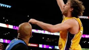 <b>PODEROSO. </b>Pau lanza a canasta ante Vince Carter.