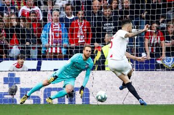Atlético de Madrid 2-2 Sevilla | Ocampos engañó a Oblak desde los once metros. El penalti vino de una falta de Trippier sobre el propio Ocampos dentro del área.

