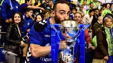 El jugador del Inter Movistar Ricardinho besa el t&iacute;tulo de campe&oacute;n de la Copa de Espa&ntilde;a de F&uacute;tbol Sala.