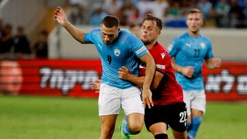 Shon Weissman disputa un bal¨®n en el partido entre Israel y Albania.