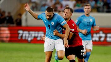 Shon Weissman disputa un balón en el partido entre Israel y Albania.