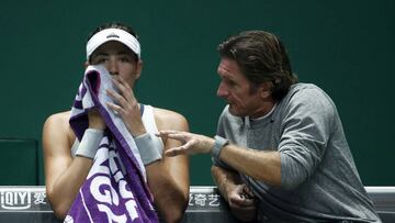 Garbine Muguruza of Spain listens to her coach Sam Sumyk during her women&#039;s singles semi-finals tennis match of the WTA Finals against Agnieszka Radwanska of Poland at the Singapore Indoor Stadium October 31, 2015. REUTERS/Edgar Su 