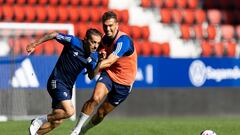 Peña, ante Torró en el entrenamiento de Osasuna en El Sadar