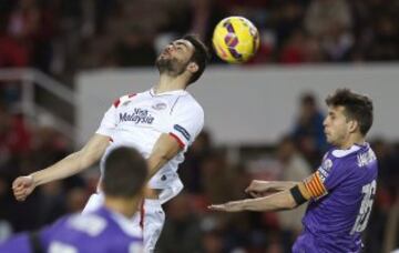 El centrocampista del Sevilla Vicente Iborra y el centrocampista del RCD Espanyol Javi López, durante el partido de la vigésimo primera jornada de Liga de Primera División.