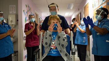 Margaret Keenan, 90, is applauded by staff as she returns to her ward after becoming the first person in Britain to receive the Pfizer/BioNTech COVID-19 vaccine at University Hospital, at the start of the largest ever immunisation programme in the British history, in Coventry, Britain December 8, 2020. Britain is the first country in the world to start vaccinating people with the Pfizer/BioNTech jab. Jacob King/Pool via REUTERS