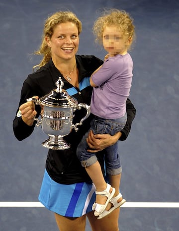 Kim Clijsters (Bélgica, 37 años) ha sido otro de los casos de tenistas que fueron madres y compitieron a gran nivel en la última década. La belga, ex número uno del mundo, decidió poner freno a su carrera para formar una familia, pero viéndose competitiva tras varios años de inactividad regresó a las pistas por segunda vez (previamente colgó la raqueta dos veces) en febrero de 2020 como madre de tres hijos. "Todavía estoy motivada", reconoció el año pasado Kim para los medios de su país a pesar de sus problemas de rodillas, que no borrarán jamás sus cuatro títulos de Grand Slam.