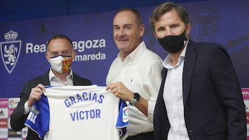 V&iacute;ctor Fern&aacute;ndez posa junto al presidente Christian Lapetra y el director deportivo Lalo Arantegui con una camiseta en la que se puede leer &#039;Gracias, V&iacute;ctor&#039;.