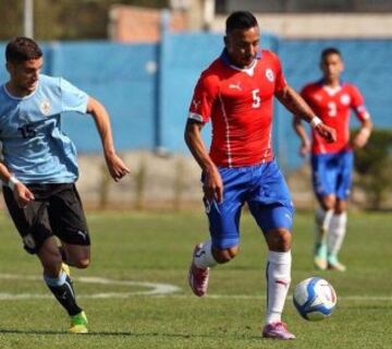 Debutó en el profesionalismo por la U y jugó cuatro partido en el evento en Uruguay. Luego ha sido enviado un par de veces a préstamo y actualmente está en la Primera B con La Serena.