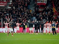 24/01/2026 SPORTING PARTIDO 2ª DIVISION
GIJON ESTADIO EL MOLINON SPORTING-MIRANDES
EL EQUIPO CON LOS AFICIONADOS CELEBRANDO LA VICTORIA EN EL PASADO PARTIDO
FOTO PACO PAREDES