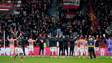 24/01/2026 SPORTING PARTIDO 2ª DIVISION
GIJON ESTADIO EL MOLINON SPORTING-MIRANDES
EL EQUIPO CON LOS AFICIONADOS CELEBRANDO LA VICTORIA EN EL PASADO PARTIDO
FOTO PACO PAREDES