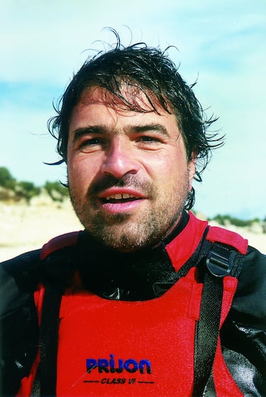 Antxon Arza falleció a los 58 años de forma repentina. Persona polifacética, pero siempre ligada al deporte, destacó por ser experto en la práctica de piragüismo extremo, lo que le permitió formar parte del célebre programa de 'Al filo de lo imposible' descendiendo salvajes ríos. Fue empresario, montañero, aventurero y escalador. Todo un deportista.