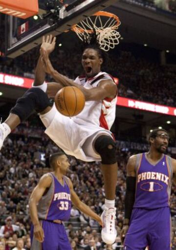 Chris Bosh vuela ante los Suns.