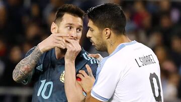 Argentina&#039;s forward Lionel Messi talks with Uruguay&#039;s forward Luis Suarez during the friendly football match between Argentina and Uruguay at the Bloomfield stadium in the Israeli coastal city of Tel Aviv on November 18, 2019. (Photo by Jack GUEZ / AFP)