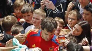 <b>SUERTE. </b>Niños, con los nombres de los jugadores en sus camisetas.