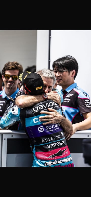 Emotivo abrazo de Alonso y Aspar a pie de podio en Sepang.