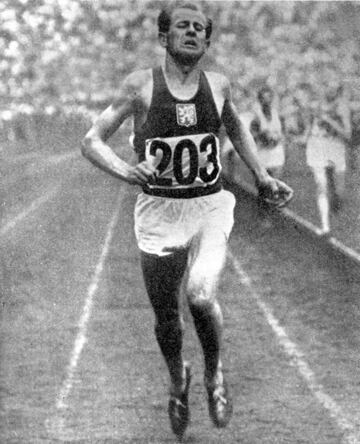 Emil Zatopek, también llamado la locomotora, ganó la medalla de oro en 10.000 y la de plata en 5.000 en Londres'48. Logró un récord en 10.000. En Helsinki'52 no se hizo sólo con el oro en maratón, sino también con el de 5.000 y 10.000. En esta última prueba batió la antigua marca olímpica al terminar en 29.17. Se cuenta que cuando llevaba 30 kilómetros indicó a sus oponentes que creía que estaban corriendo demasiado despacio y esprintó en solitario. Se retiró tras haber ganado 261 carreras de las 334 que había disputado. Zatopek ha sido el único que ha conseguido, en la misma edición de los Juegos un oro en 5.000, 10.000 y maratón. Falleció el 23 de noviembre de 2000, a los 78 años, después de haber conseguido cuatro medallas olímpicas de oro y una de plata y 18 récords del mundo en varias distancias. CLARA PARDO