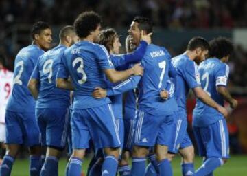 0-1. Cristiano Ronaldo celebra el primer gol con sus compañeros.