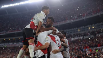 AME4979. BUENOS AIRES (ARGENTINA), 07/06/2023.- Jugadores de River Plate celebran un gol hoy, en un partido de la fase de grupos de la Copa Libertadores entre River Plate y Fluminense en el estadio Mâs Monumental en Buenos Aires (Argentina). EFE/Juan I. Roncoroni
