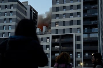 Un incendio de grandes dimensiones arrasa un edificio de 14 plantas generando una gran columna  de fuego y una densa humareda dificultano a los bomberos las labores de extición.