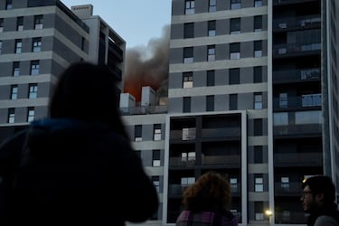Un incendio de grandes dimensiones arrasa un edificio de 14 plantas generando una gran columna  de fuego y una densa humareda dificultano a los bomberos las labores de extición.