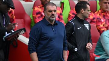 Ange Postecoglou, entrenador del Tottenham, durante el partido de Premier League ante el Brentford.